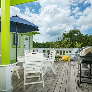 sir-charles-guest-house.comcaribbean.com/